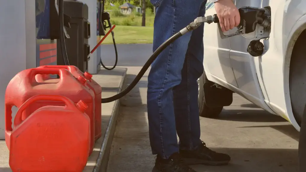 Echando gasolina al carro