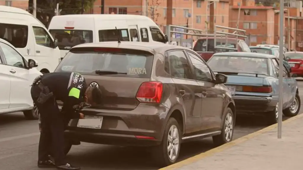 carro mal estacionado en Morelia