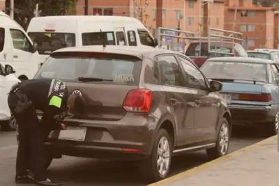 carro mal estacionado en Morelia