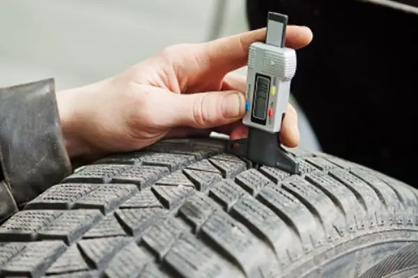 medición de profundidad de ranuras de neumático