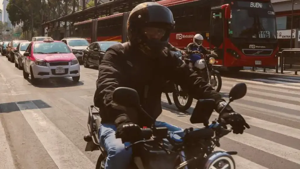 Motociclista manejando en CDMX