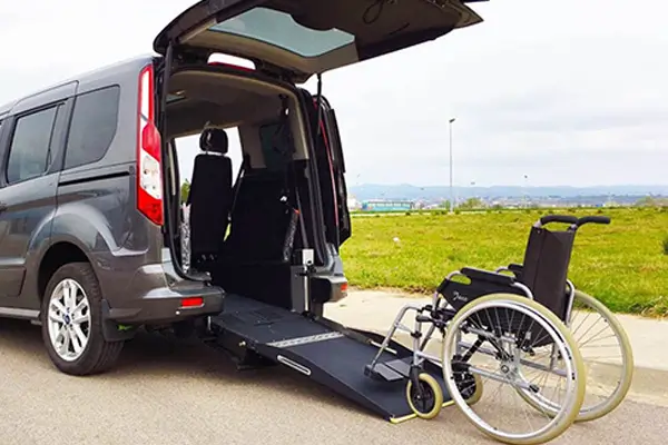 rampa de acceso a carro para discapacitados